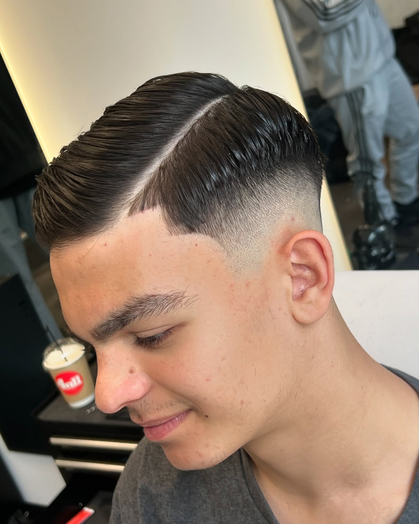 Κλασική χωρίστρα με ξυράφι και skin fade