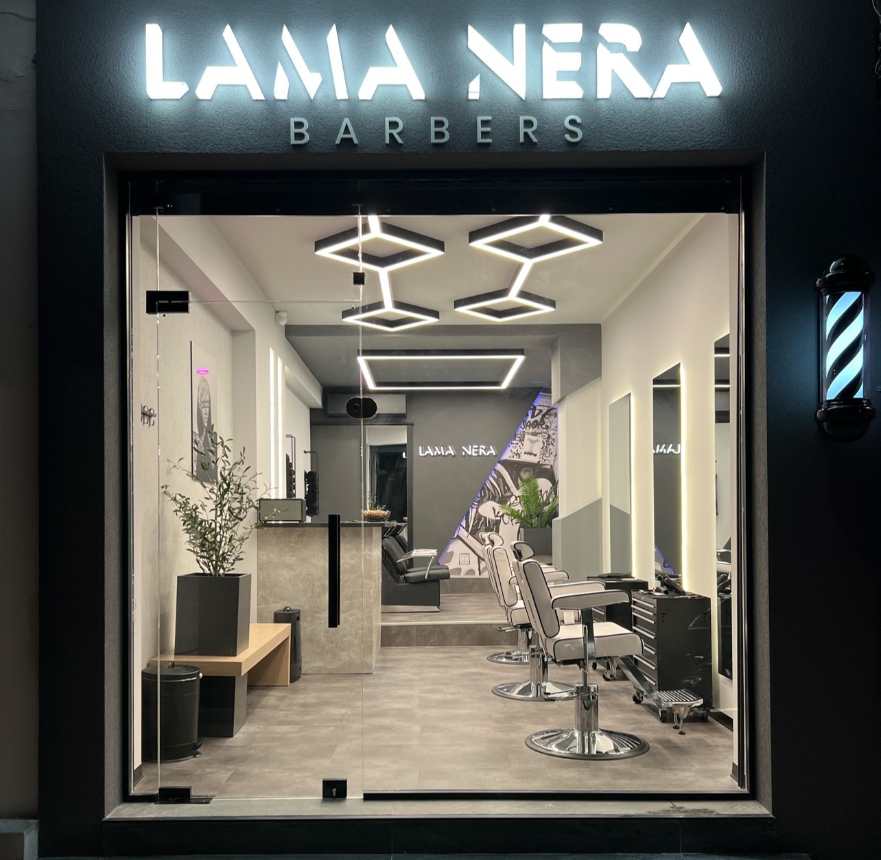 Η βιτρίνα του Lama Nera Barbers στη Γρ. Λαμπράκη 86, με τη φωτεινή ταμπέλα και το εξάγωνο LED ταβάνι